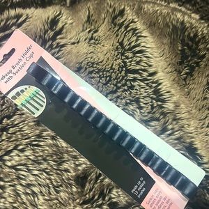 NWT MAKEUP BRUSH HOLDER W/ SUCTION CUPS